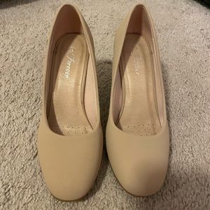 Nude pumps